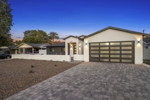 Exterior - Newly Remodeled Outdoor Living Space! Heated Pool! (Phoenix)