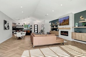 Smart TV, fireplace, offices - Newly Remodeled Outdoor Living Space! Heated Pool! (Phoenix)