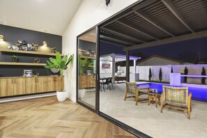 Outdoor dining - Newly Remodeled Outdoor Living Space! Heated Pool! (Phoenix)