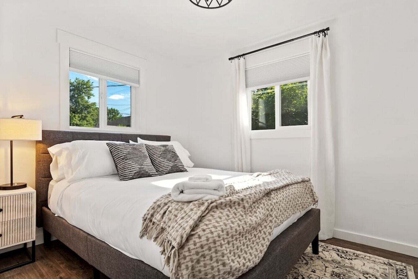 3 chambres, bureau, fer et planche à repasser, accès au Wi-Fi (inclus)