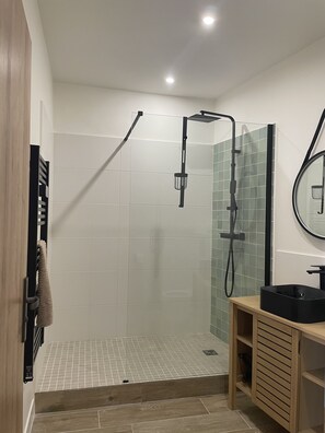 Shower, shampoo