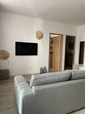 Smart TV, books - New apartment on the Port of Cassis, 3 minutes from the beach! (Cassis)