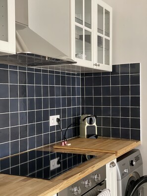 Fridge, microwave, oven, stovetop - New apartment on the Port of Cassis, 3 minutes from the beach! (Cassis)