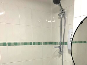 Shower - Tottenham Hale N17 - Urban Chic 4Bedroom/2Bathroom Duplex Flat with FREE WIFI & Parking (Tottenham Hale)