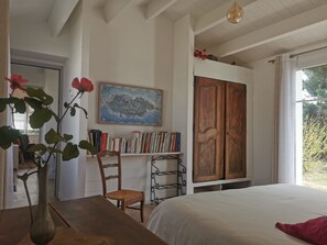 1 bedroom, iron/ironing board, travel crib, WiFi - Ile d'Yeu house 2 to 4 persons with garden  (L'Île d'Yeu)