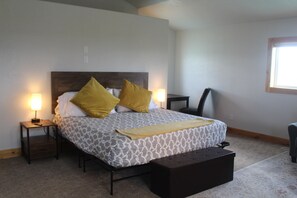 5 bedrooms, iron/ironing board, WiFi, bed sheets