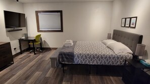 5 bedrooms, iron/ironing board, WiFi, bed sheets