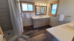 Combined shower/tub, hair dryer, towels, soap - Alpenglo Farm (Driggs)