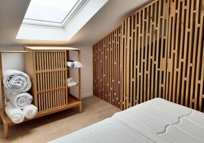 5 bedrooms, travel cot, WiFi, bed sheets