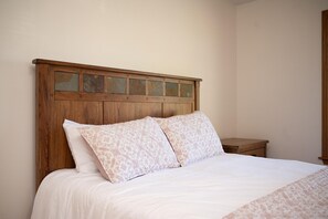 3 bedrooms, desk, iron/ironing board, free WiFi