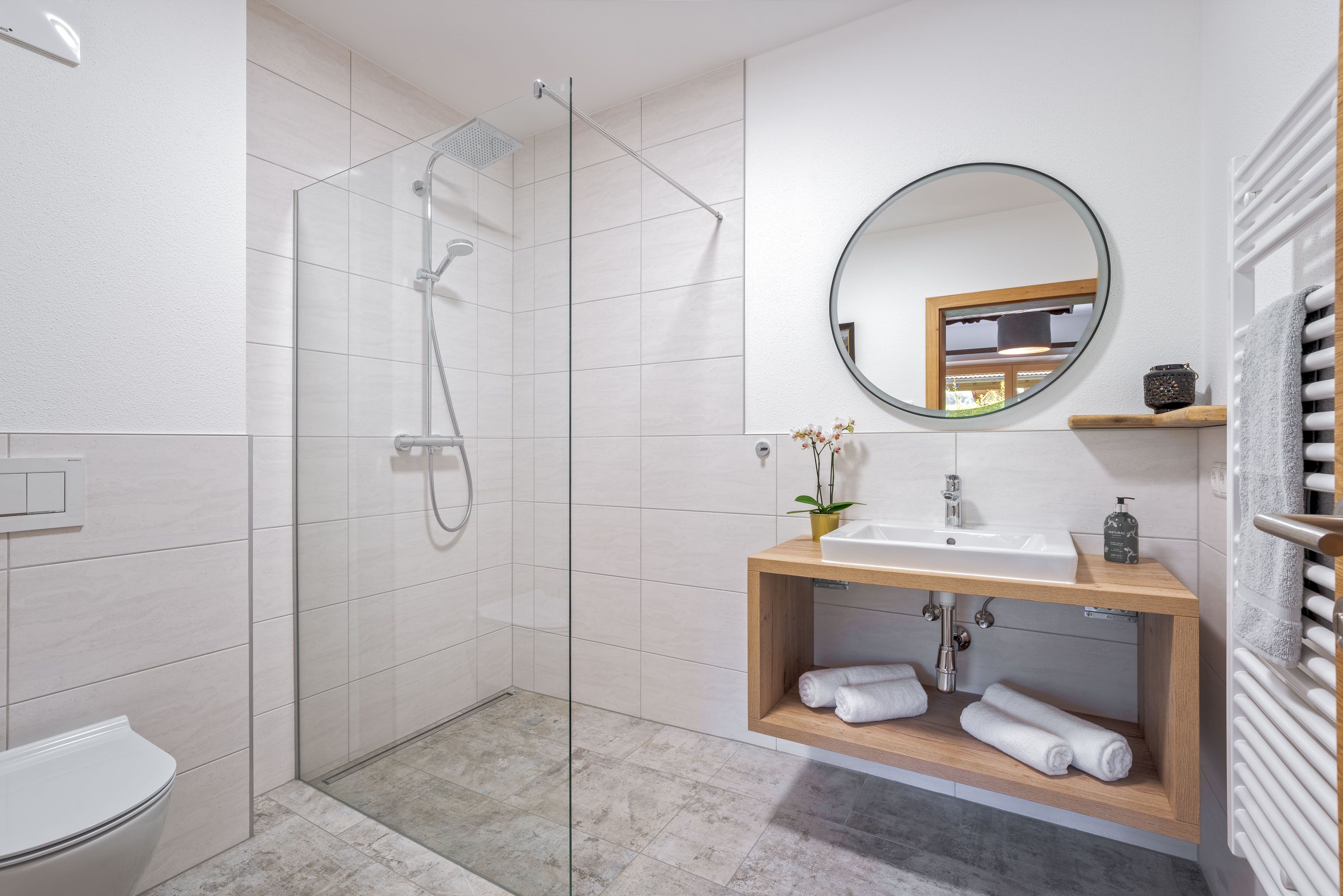 Dusche, Haartrockner, Handtücher, Seife