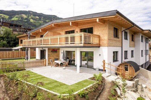 'Lottis Dahuam' centrally located vacation apartment in Fügen, with garden & sauna