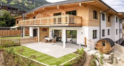 'Lottis Dahuam' centrally located vacation apartment in Fügen, with garden & sauna