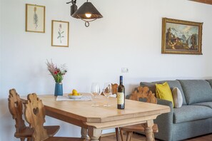 Dining - 'Lottis Dahuam' centrally located vacation apartment in Fügen, with garden & sauna (Tirol)