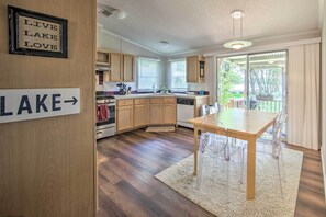 Réfrigérateur, micro-ondes, plaque de cuisson, lave-vaisselle