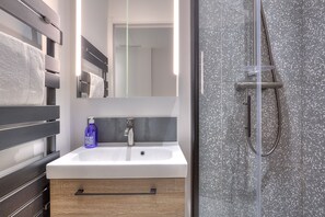 Shower, hair dryer, soap, toilet paper - Charming Flat Saleya OLD Town (Nice)