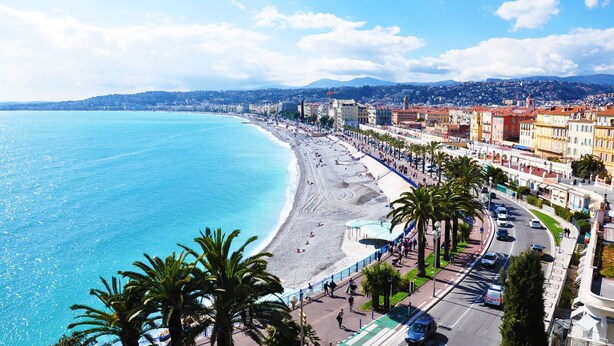A coastal cityscape with a beach, buildings, and a clear sky. - Charming Flat Saleya OLD Town (Nice)