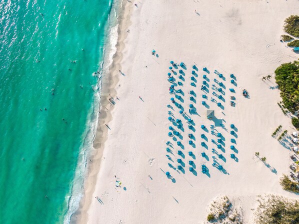Nær stranden og solsenger