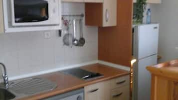 Réfrigérateur, plaque de cuisson, bouilloire électrique, grille-pain