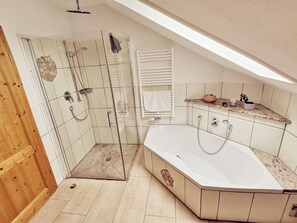 Badekar, hårføner og håndklær