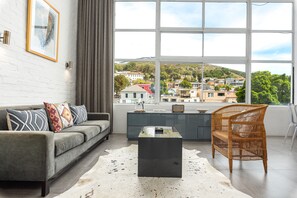 经典公寓 | 浴室 | 淋浴设施、吹风机、毛巾、洗发水