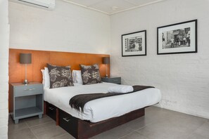 Classic Apartment | 1 bedroom, in-room safe, laptop workspace, iron/ironing board - Westside Studios 309 (Cape Town)