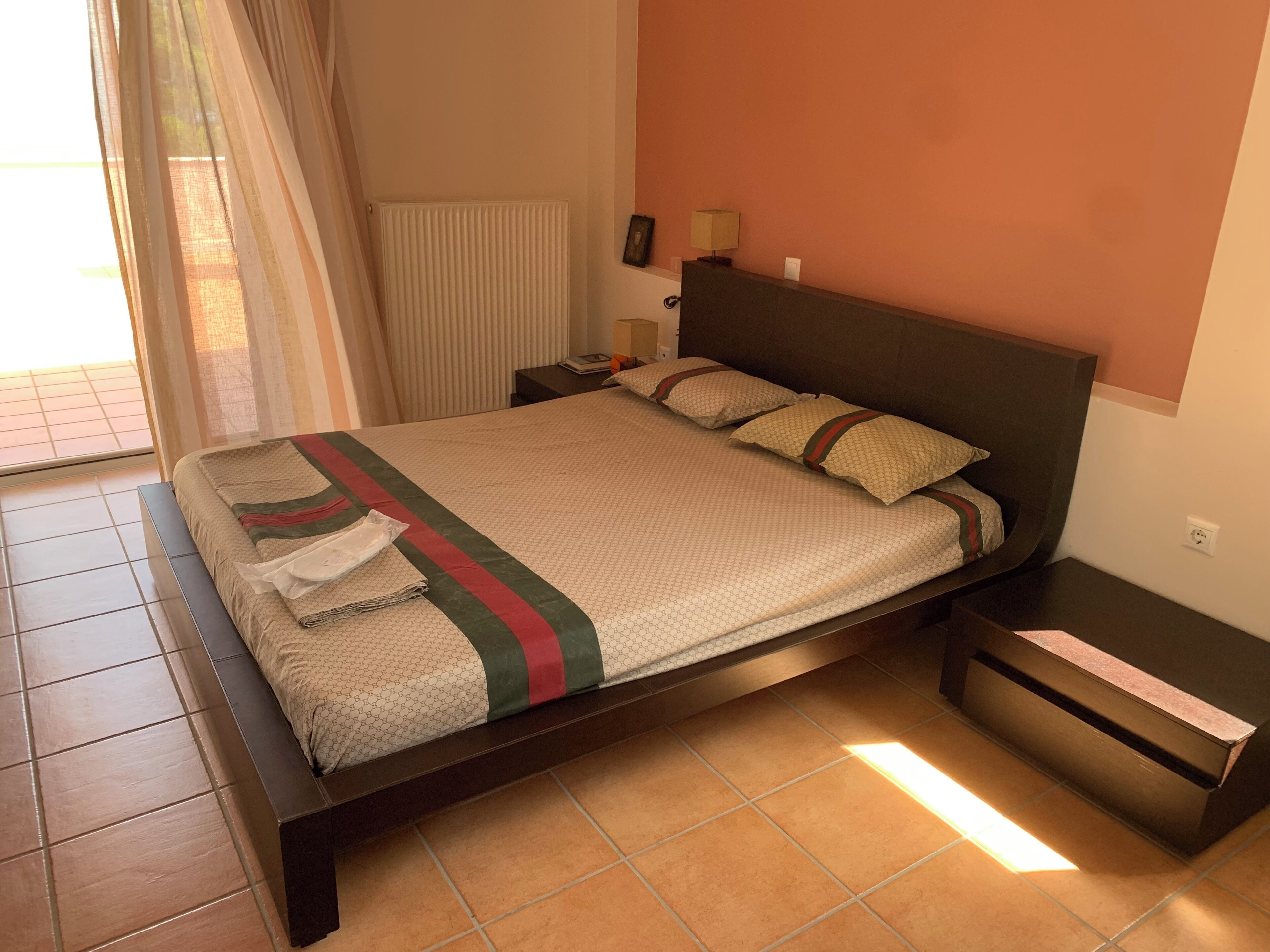 5 slaapkamers, een strijkplank/strijkijzer, wifi