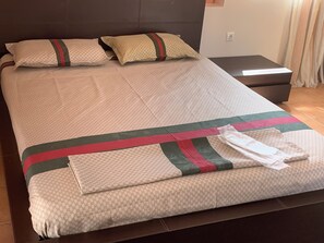 5 slaapkamers, een strijkplank/strijkijzer, wifi