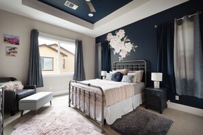 3 bedrooms, desk, iron/ironing board, Internet