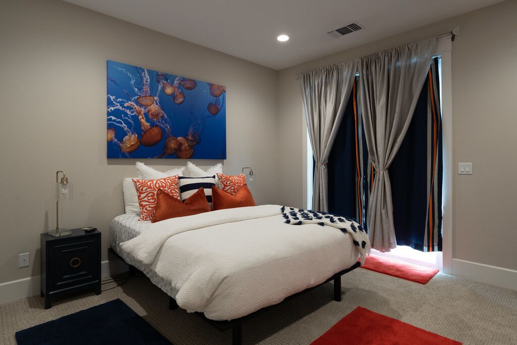 3 bedrooms, desk, iron/ironing board, internet