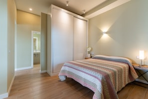 1 dormitorio, tabla de planchar con plancha, wifi gratis y ropa de cama