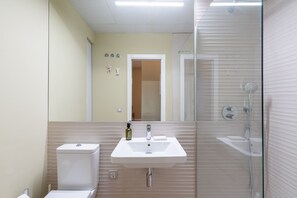 Dusch, hårtork, handdukar och toalettpapper