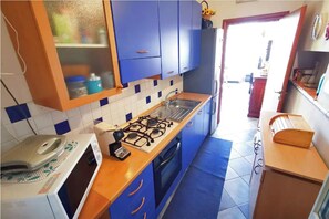 Frigorifero, forno, piano cottura, macchina per tè/caffè