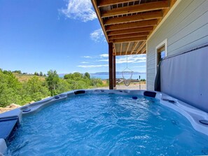 Outdoor spa tub - New! Lake House Hill -Private Hot Tub & Lake Views (Garden City)