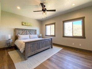 5 bedrooms, iron/ironing board, WiFi, bed sheets - New! Lake House Hill -Private Hot Tub & Lake Views (Garden City)