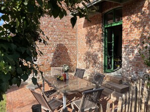Outdoor dining - traumHaff® Endless Summer Loft, private NORDICSPA, fireplace, dog, 400m to the water (Rieth am See)