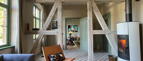 Een smart-tv, een open haard en een dvd-speler