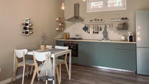 Kaffetrakter/tekoker, kjøleskap, ovn og kokeplater