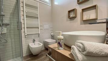 Articles de toilette gratuits, sĂšche-cheveux, chaussons