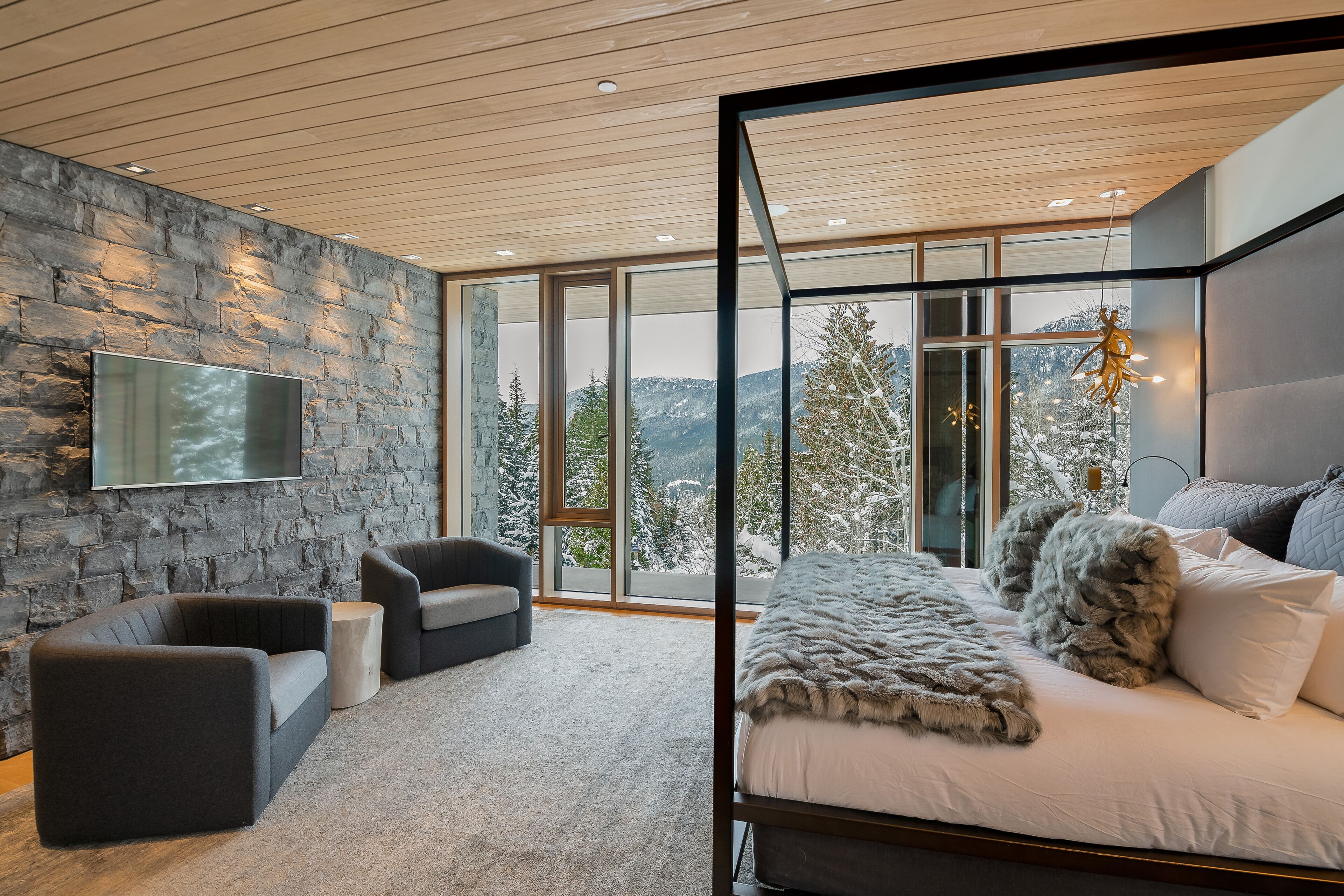 7 bedrooms, desk, iron/ironing board, travel cot