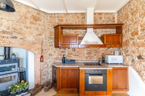 Fridge, microwave, oven, stovetop - Crete island Iraklion Thrapsano House for up to 8 Persons (Minoa Pediada)