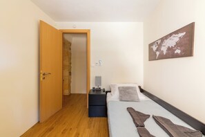 4 soverom, strykejern/-brett, internettilgang og sengetøy