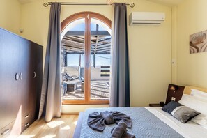 5 bedrooms, iron/ironing board, Internet, bed sheets
