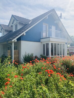 Exterior - Ferienhaus mit Wasserblick, Ruhig im Grünen (Mölschow)