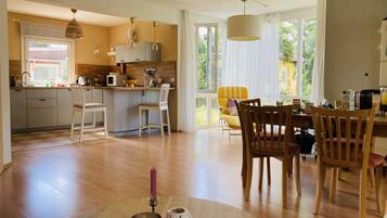 Kühlschrank, Mikrowelle, Herdplatte, Geschirrspüler