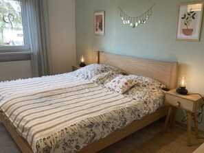 1 bedroom, bed sheets