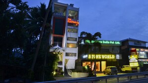 Un immeuble orné d’un panneau lumineux au néon indiquant les enseignes « The Platinum » et « Stone World ».