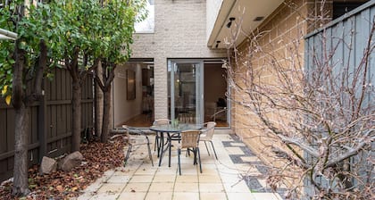 Elwood Sanctuary - walking distance to the beach