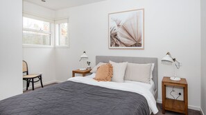 3 slaapkamers, een strijkplank/strijkijzer, reisbedje, gratis wifi