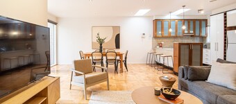 Elwood Sanctuary - walking distance to the beach